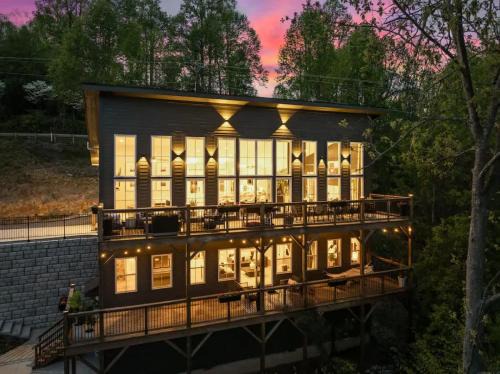Laurel Park House | Breathtaking Mountain Views, Hot Tub, Sauna, Fire Pit, Fire Pit Table, PoolTable, Kitchenette, 2 Living rooms, Universal EV Station