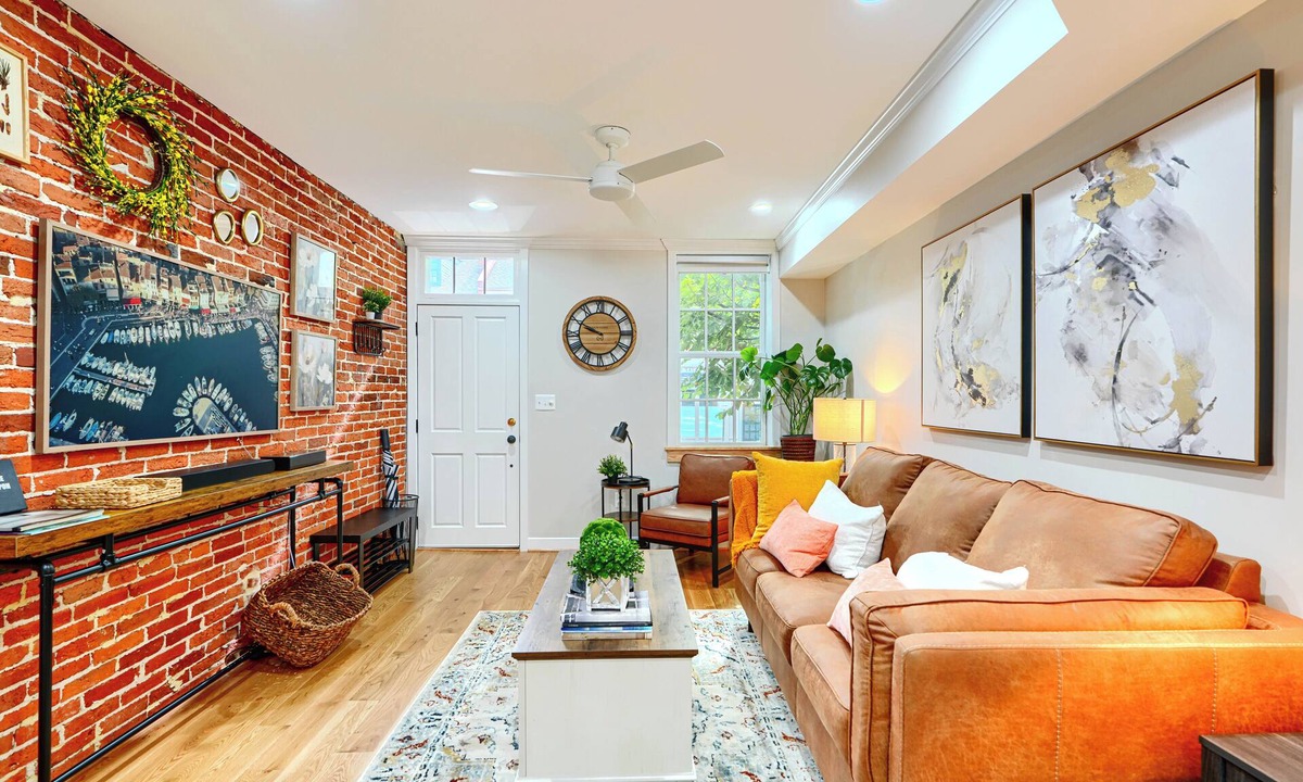Downtown Baltimore House | Bright & Beautiful 4BR Home + Parking, Walk to Harbor & Stadiums