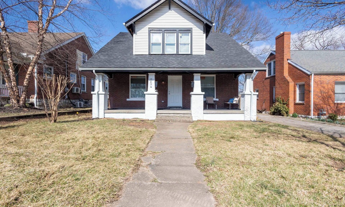 Northside District Apartment | Bright & Beautifully Renovated Duplex Unit A !- 7 Minutes to Downtown
