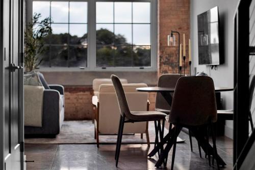 Judson Apartment | Bright Cozy Loft Pool Gym Great location