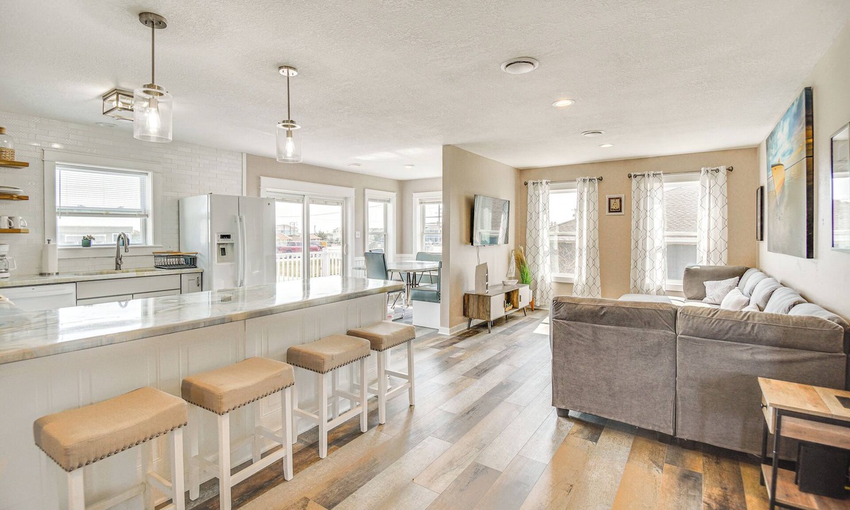 Kitty Hawk Cottage | Bright Kitty Hawk Home w/Hot Tub, Walk to Beach!