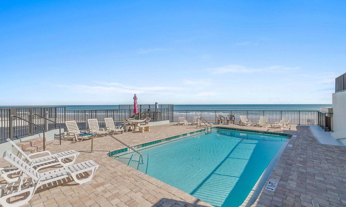 Seabreeze Park Condo | Bright Oceanfront Condo w/Balcony, Pool & Beach Access