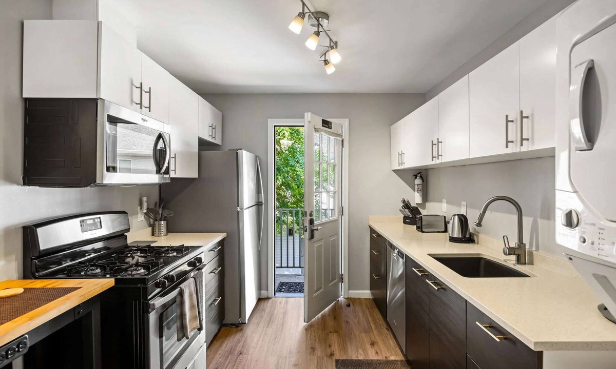 Brookwood Apartment | Brookwood Courtyard by BCA Furnished Apartments Bcc2b 06 F