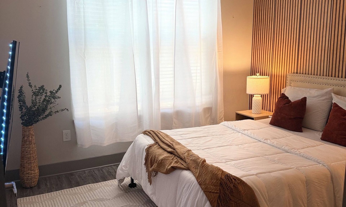 Lindridge-Martin Manor Apartment | Buckhead Black and white suite close to all you’ll need