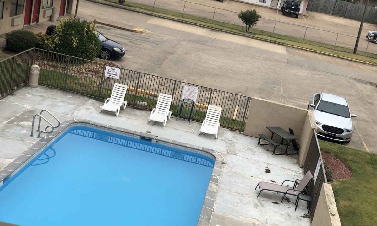 West Memphis Hotel | Budget-Kind Room with the Basics for a Worry-Free Stay | Free Breakfast