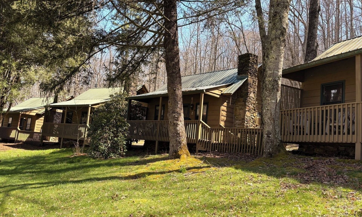 Rabun Gap Cabin | Cabin 1 bed,1 bath hillside with beautiful sunrises and sunsets overlooking lake