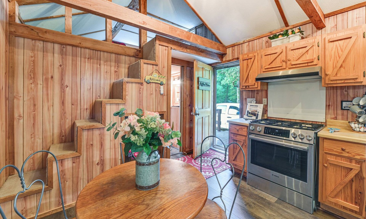 Dabolt Cottage | Cabin on Working Highland Cattle Farm in Kentucky
