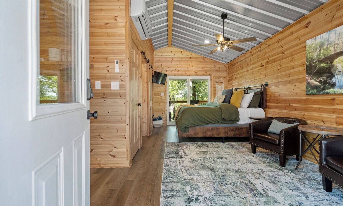 Mid America Cabin | Cabin #4 @ Rock Creek Cabins! Kin Bed! 15 min. from National Park! Pet Friendly!