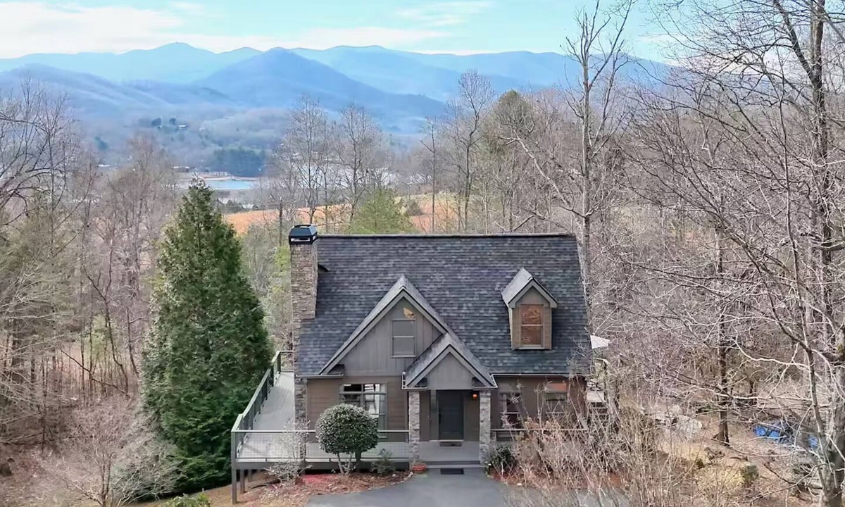 Hiawassee Cabin | Cabin with Mountain & Lake Views, Fire Pit, WiFi, AC, EV Charger, Pond/Fountain