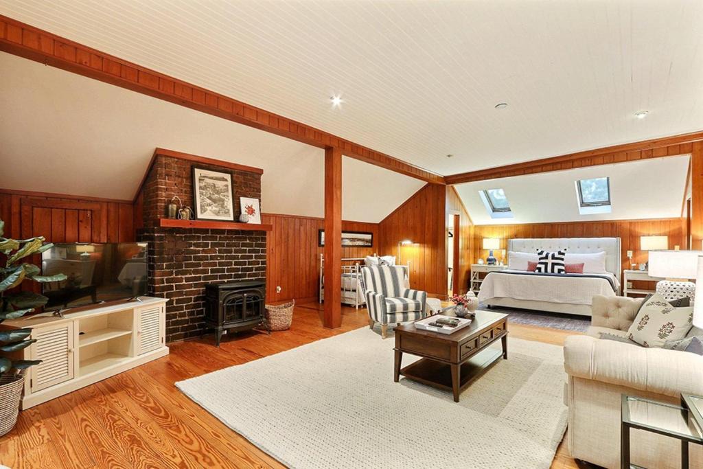 Historic Downtown Savannah Apartment | Captain's Quarters on Lafayette