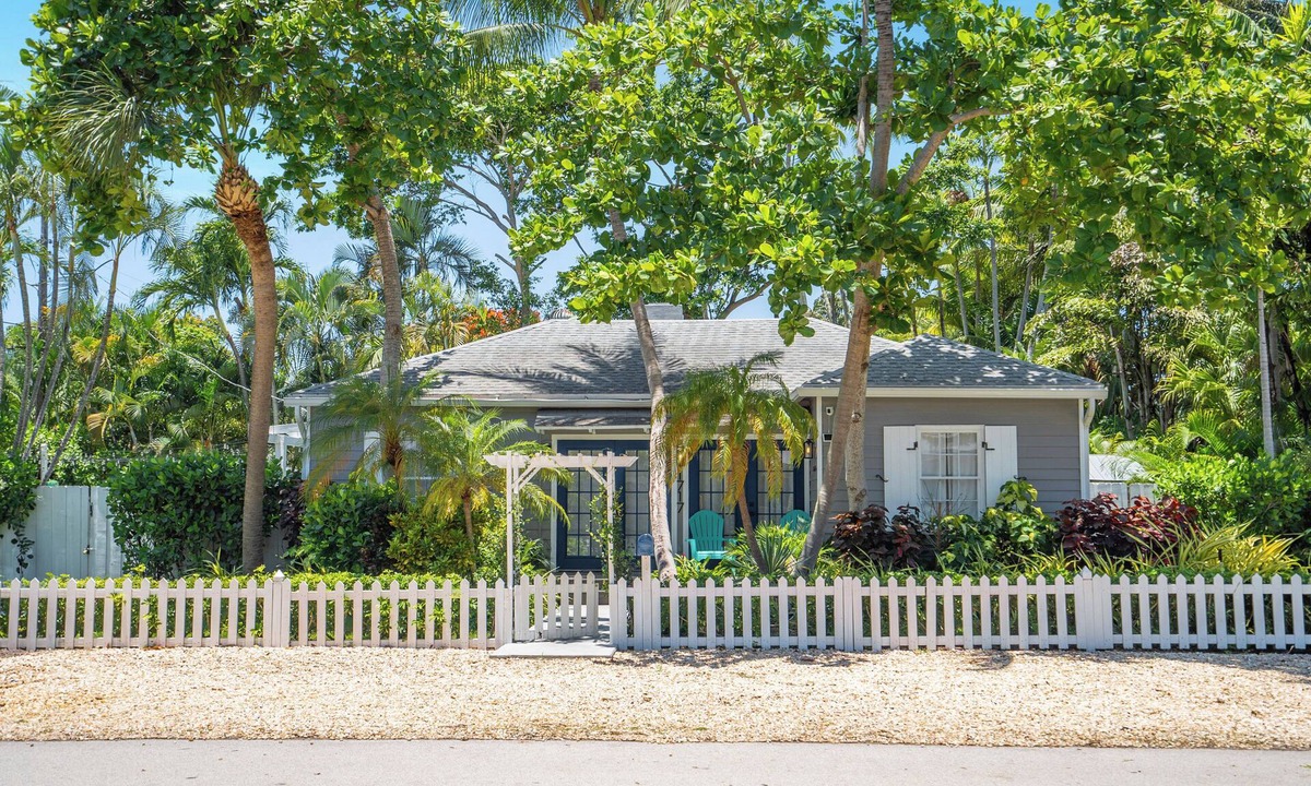 Victoria Park House | Casa Azul -2/1 - Sleeps 6 - Intimate Oasis Central to Excitement-Victoria Park