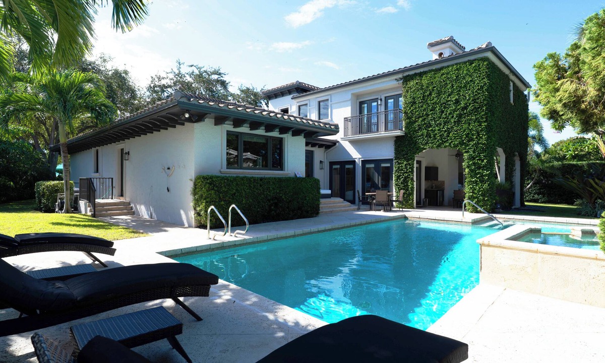 East Fort Lauderdale Villa | Casa del Sol is a refined retreat near the Galleria Mall, beach, & restaurants