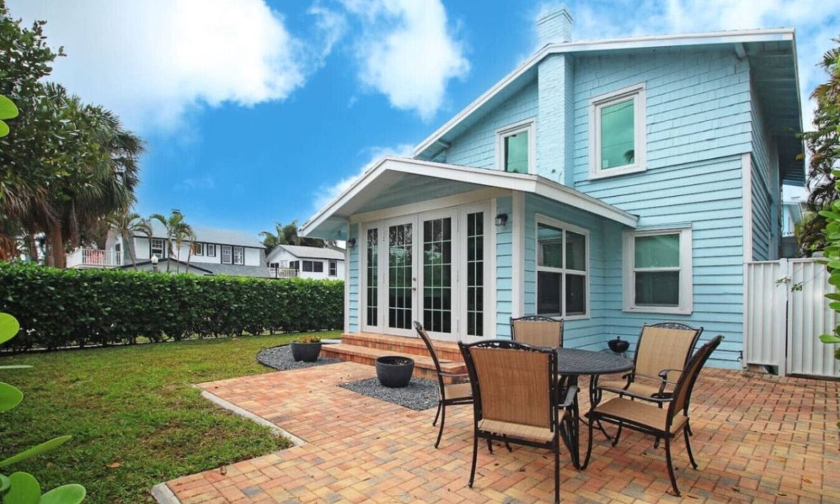 Southside House | Casa Encanto King 3BR Kitchen Patio Wifi Beach 7 Min