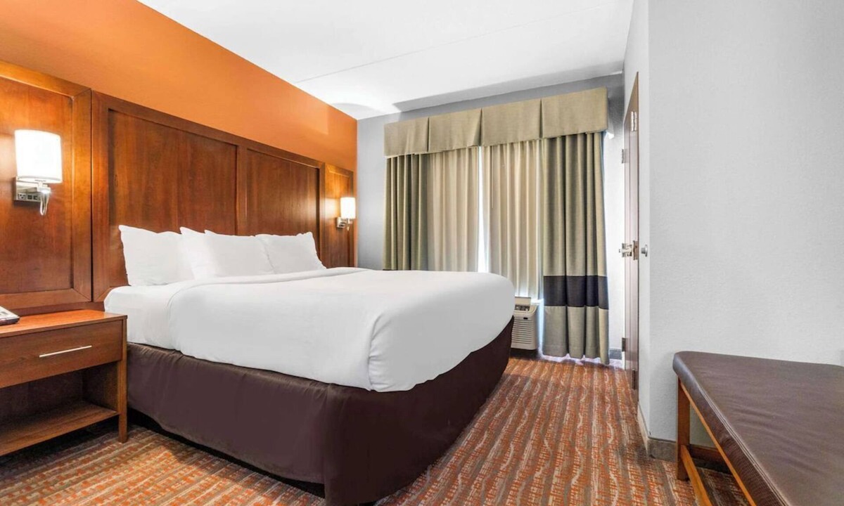 Jackson Hotel | Casey Jones Vlg. King Room w/Breakfast, Gym & Pool