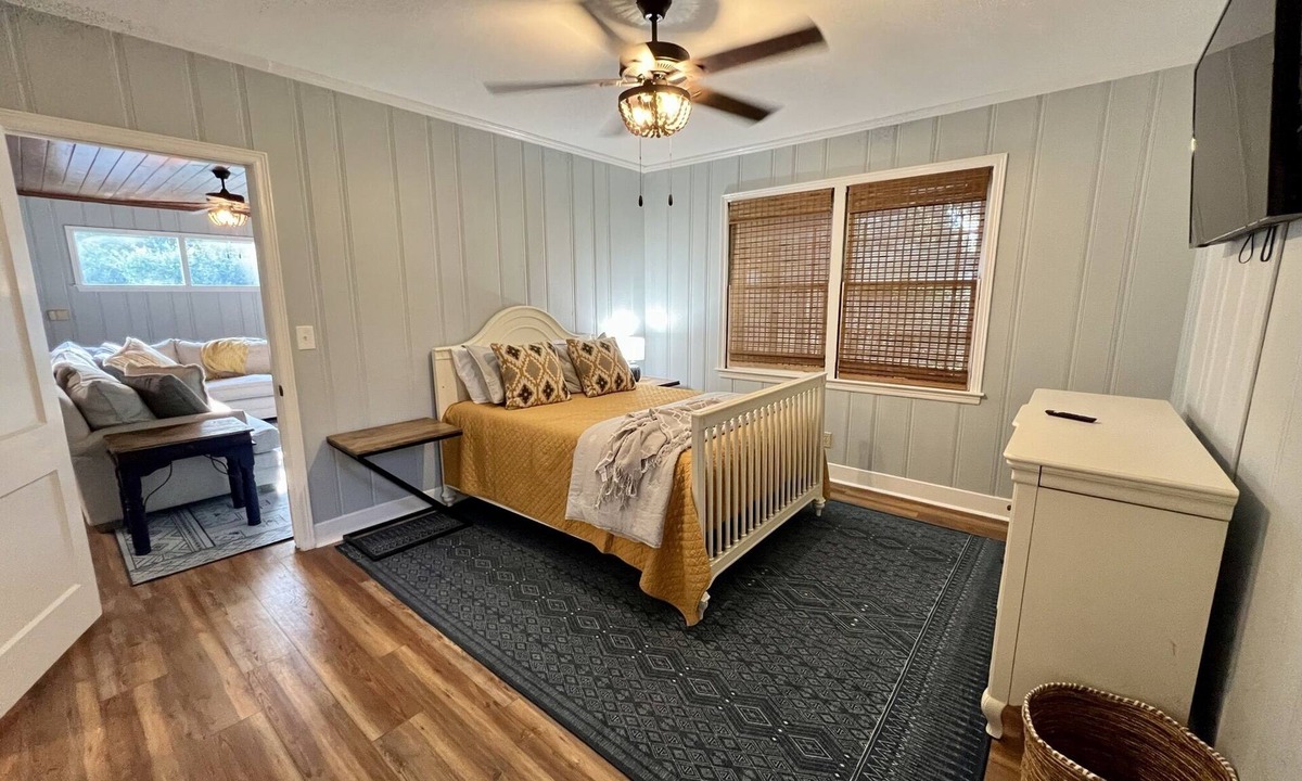 Valdosta House | Centrally located fully renovated home, walkable to VSU & SGMC.
