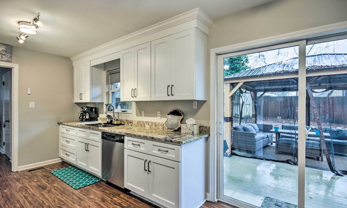 Martinez House | Centrally Located Martinez Home w/ Backyard!