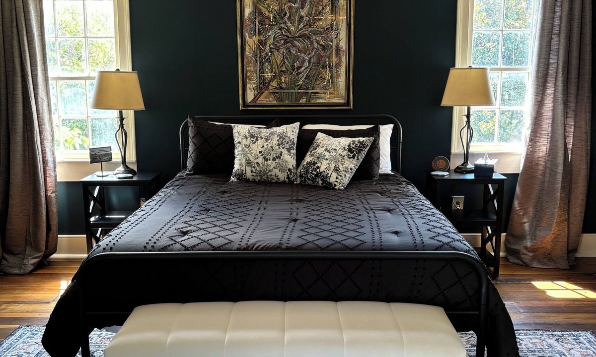 Abingdon House | Charming 2 bedroom 1 bathroom. Prime location in Abingdon's Historic District.