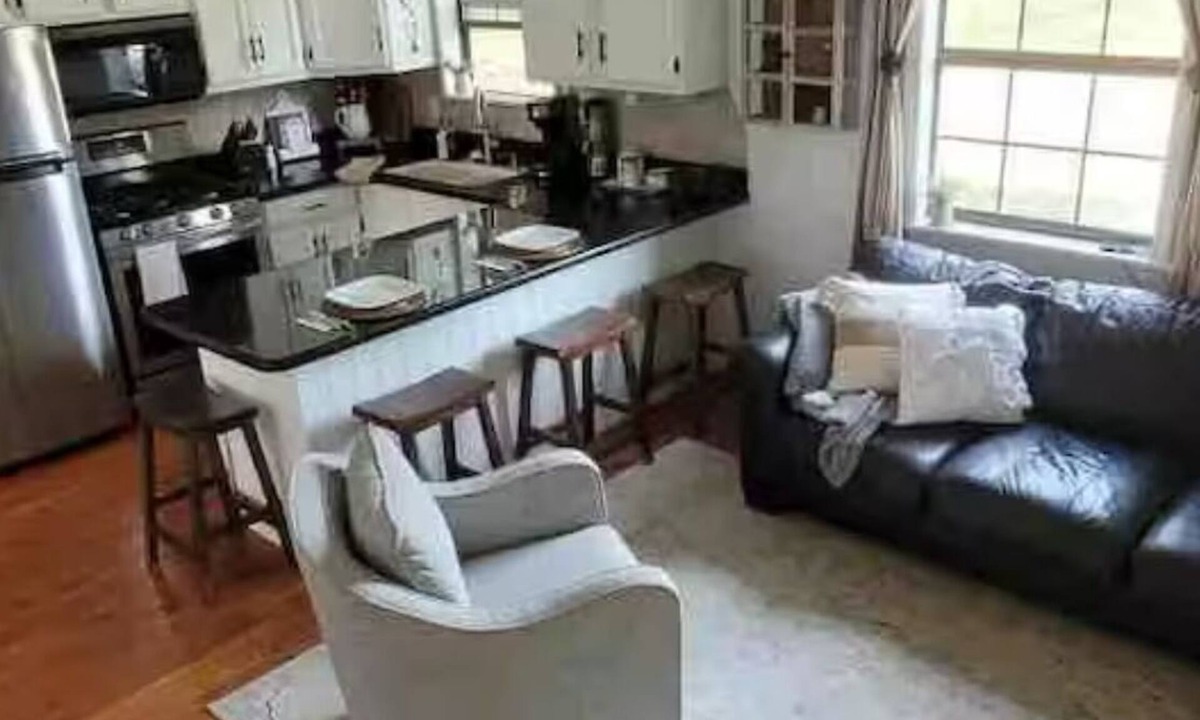 Royal Cabin | Charming 2-bedroom cabin with WiFi, fire pit, AC, pets welcome in quaint Royal
