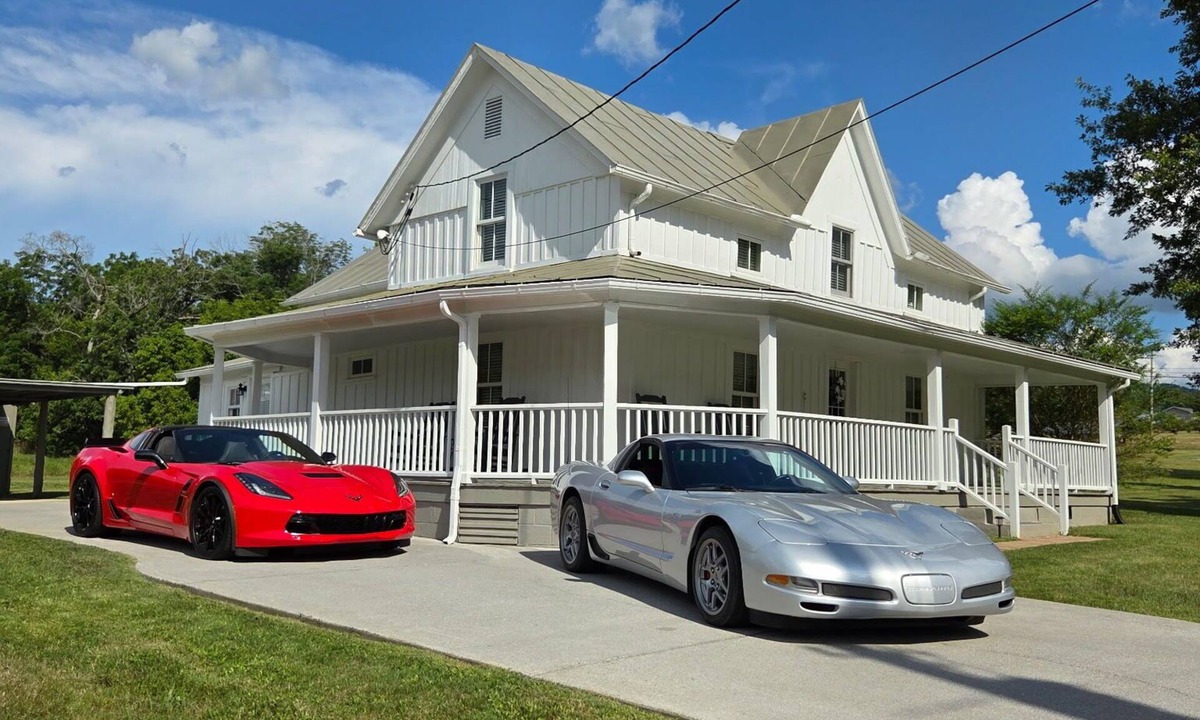 Seymour House | Charming 2-bedroom farmhouse 15 min drive to Pigeon Forge! Rv/Trailer Parking