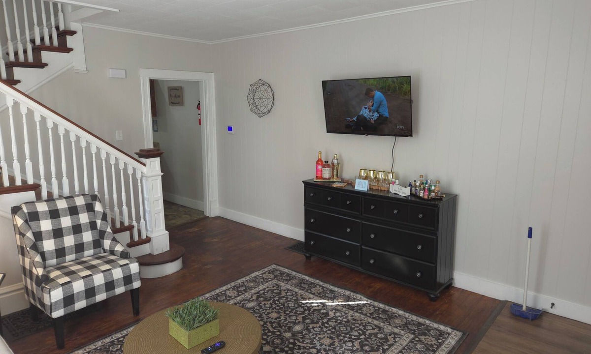 Springfield Apartment | Charming 2-bedroom apartment in Springfield with AC