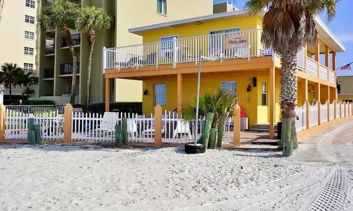 Redington Shores Cottage | Charming 2BR cottage steps from Beach, Dogs Welcome