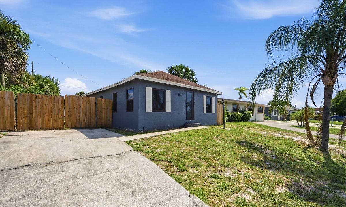 Riviera Beach House | Charming 3-bedroom house with AC, WiFi in lovely West Palm Beach