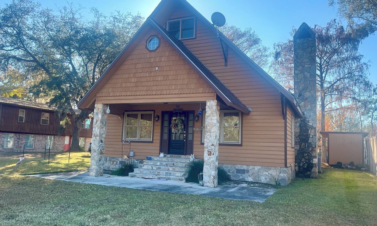 Kingsland House | Charming 3-bedroom home that sits on the water of the St Mary’s River.