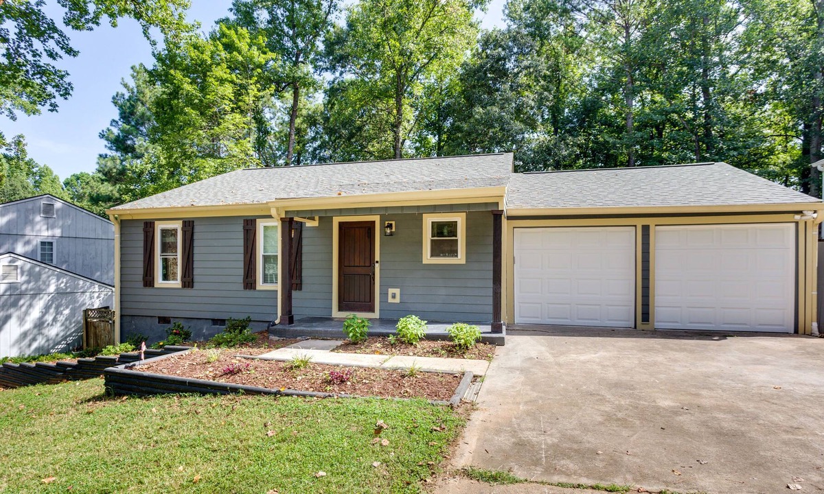 Alpharetta House | Charming Alpharetta Home w/ Spacious Yard!
