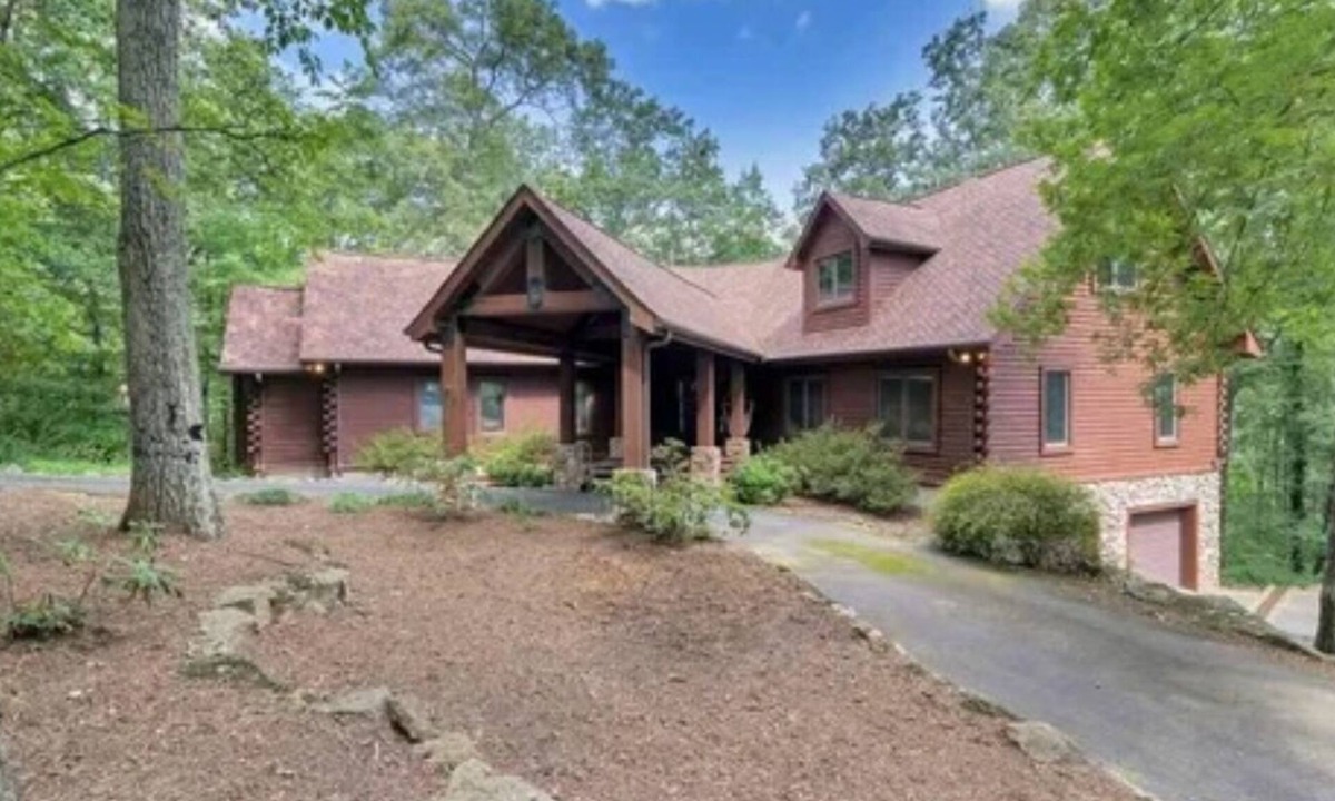 Highland Cabin | Charming cabin with WiFi, AC in the mountains.