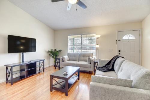 Hinesville House | Charming Hinesville Home < 6 Mi to Fort Stewart