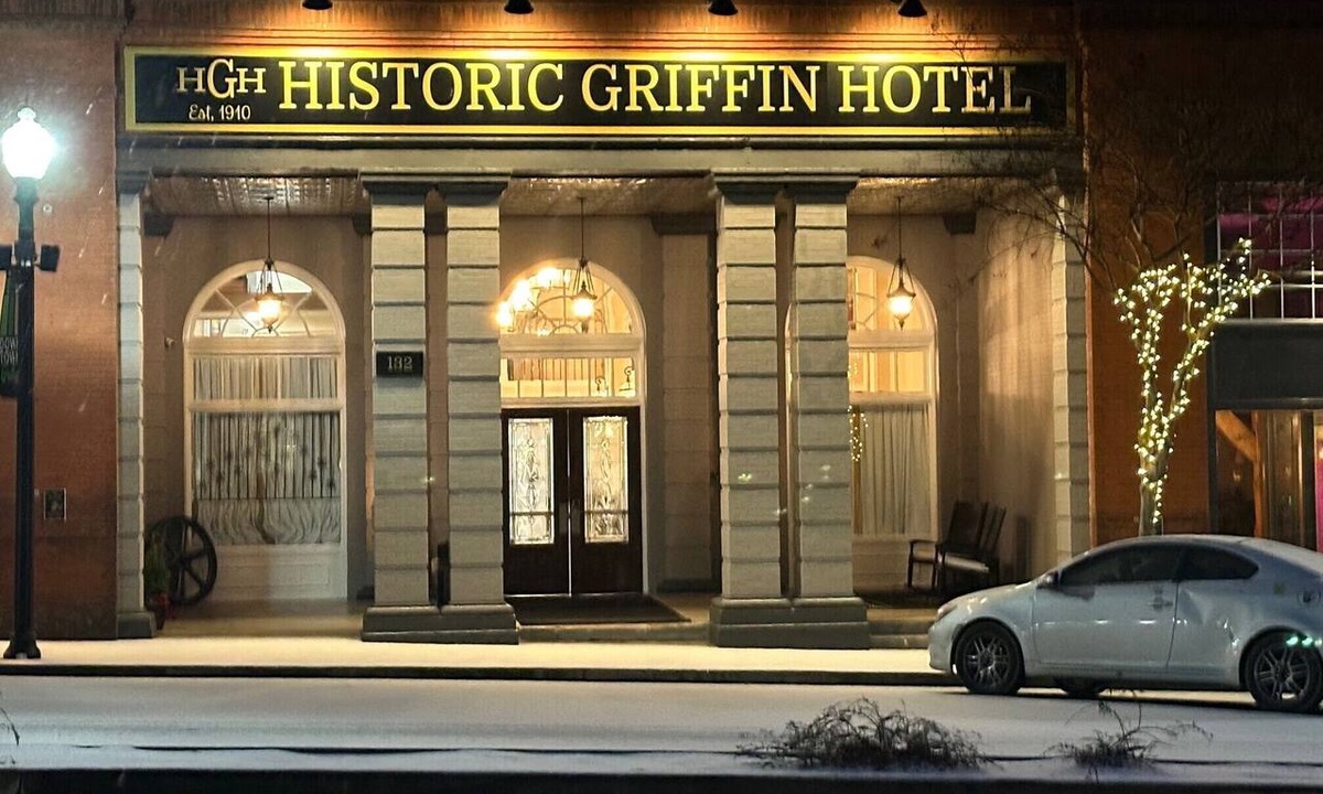 Griffin Hotel | Charming Hotel in Downtown Griffin! Walking Distance to Many Restaurants!