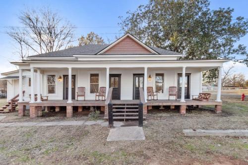 Mooringsport House | Charming Ivy Street House with porch swing