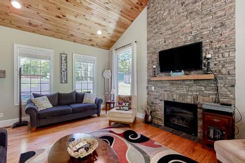 Sharps Chapel House | Charming Lakefront Home Sleep 12 Dock Boat Launch