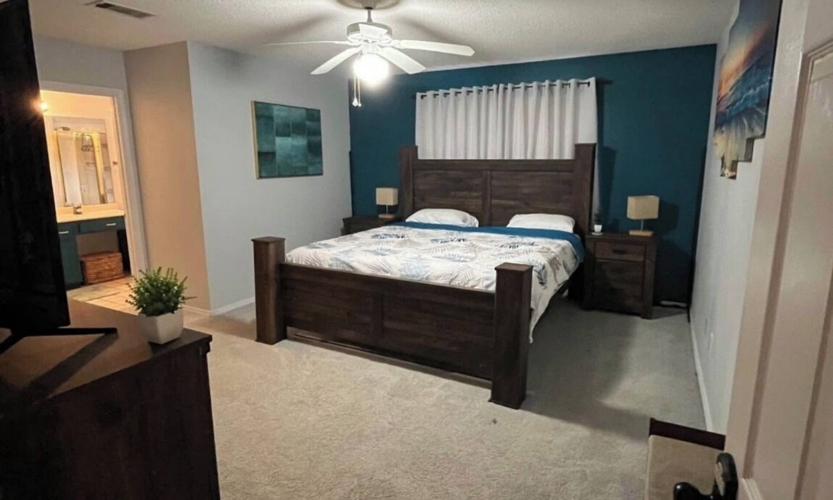 Niceville House | Charming master bedroom in a fully furnished 4 bedroom rental house in Niceville