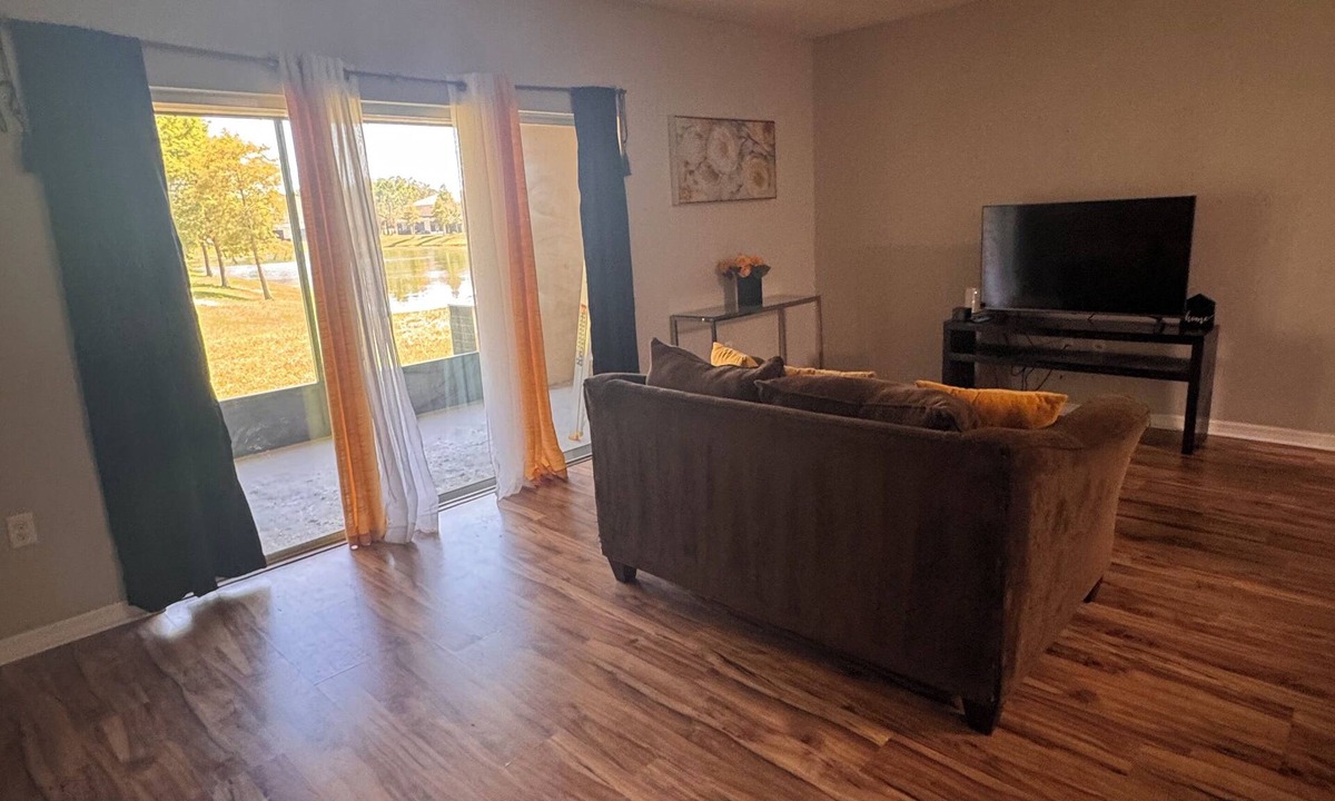 Balm House | Charming & Peaceful 3-Bedroom Townhome with Lakeview & Amenities
