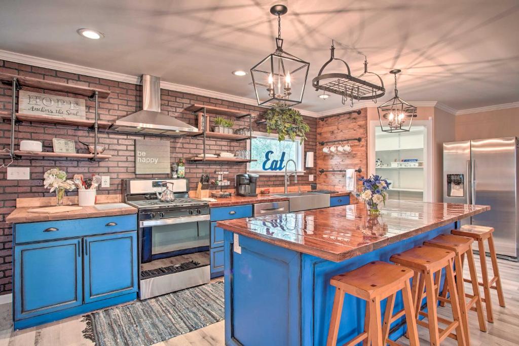 Walterboro House | Charming Retreat on 20 Acres w/Private Lake!