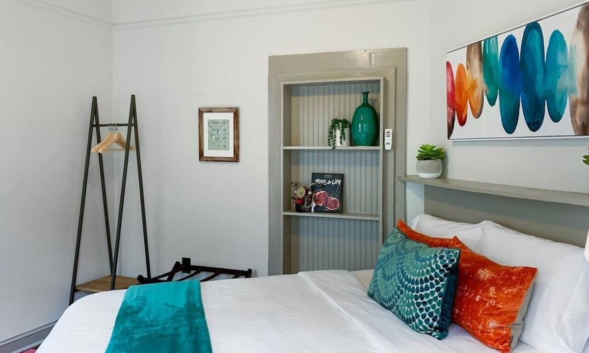 Savannah Victorian District Condo | Charming Savannah Townhouse: Walk to Forsyth Park & Downtown!