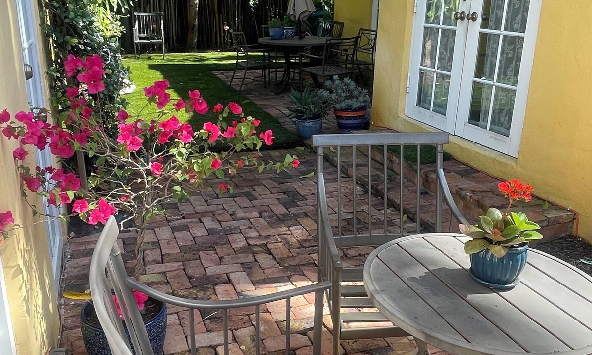 Pinewood Park Cottage | Charming Tuscan, mini villa steps to the waterfront,LaMarina &“NOMAR” district.