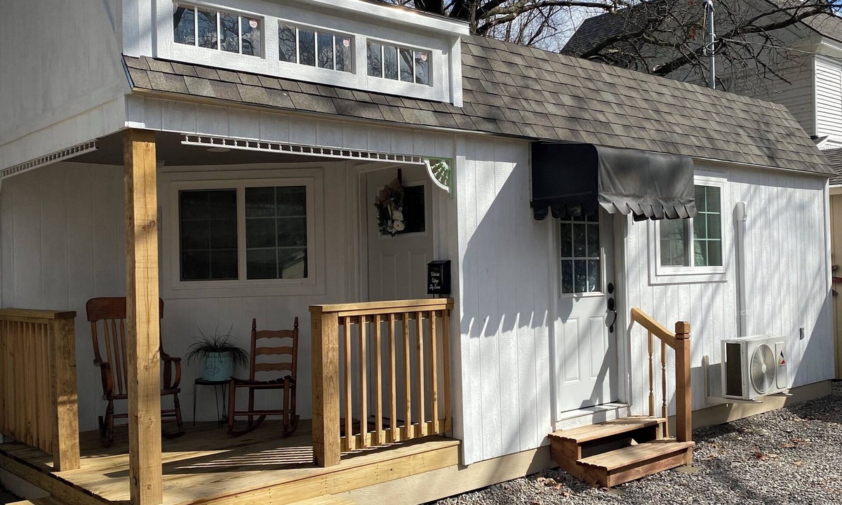 Girard Cottage | Charming Victorian cottage tinyhouse with WiFi and AC in quaint Girard