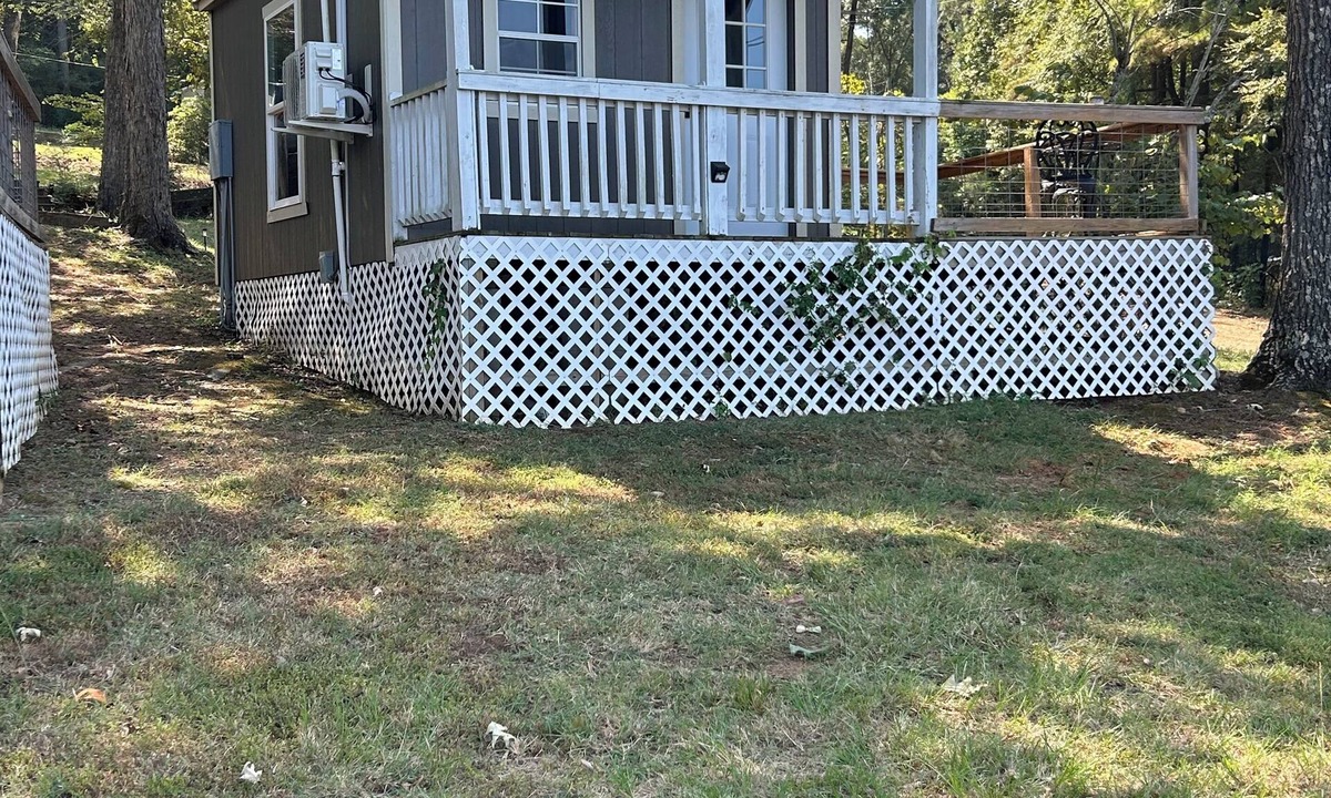 Negreet Cabin | Charming waterfront 1-bedroom cabin next to boat launch and swimming area!