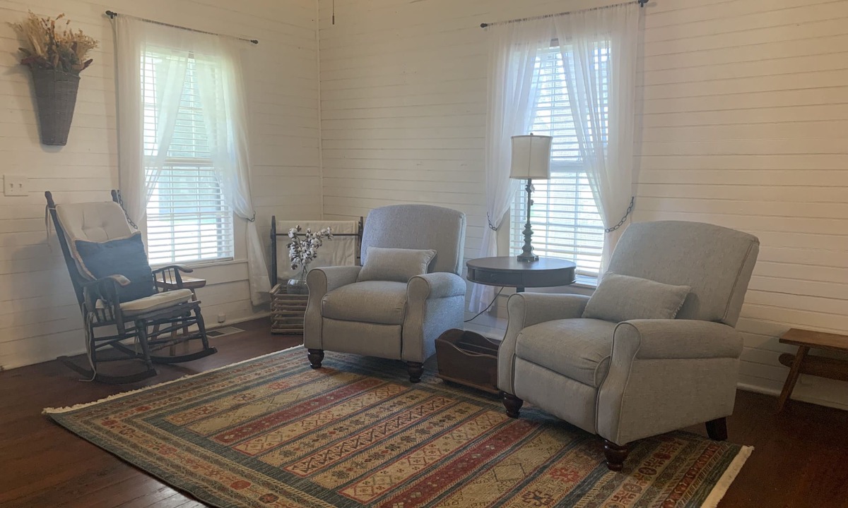 Coolidge Cottage | Cheerful Cottage, full of Southern Charm