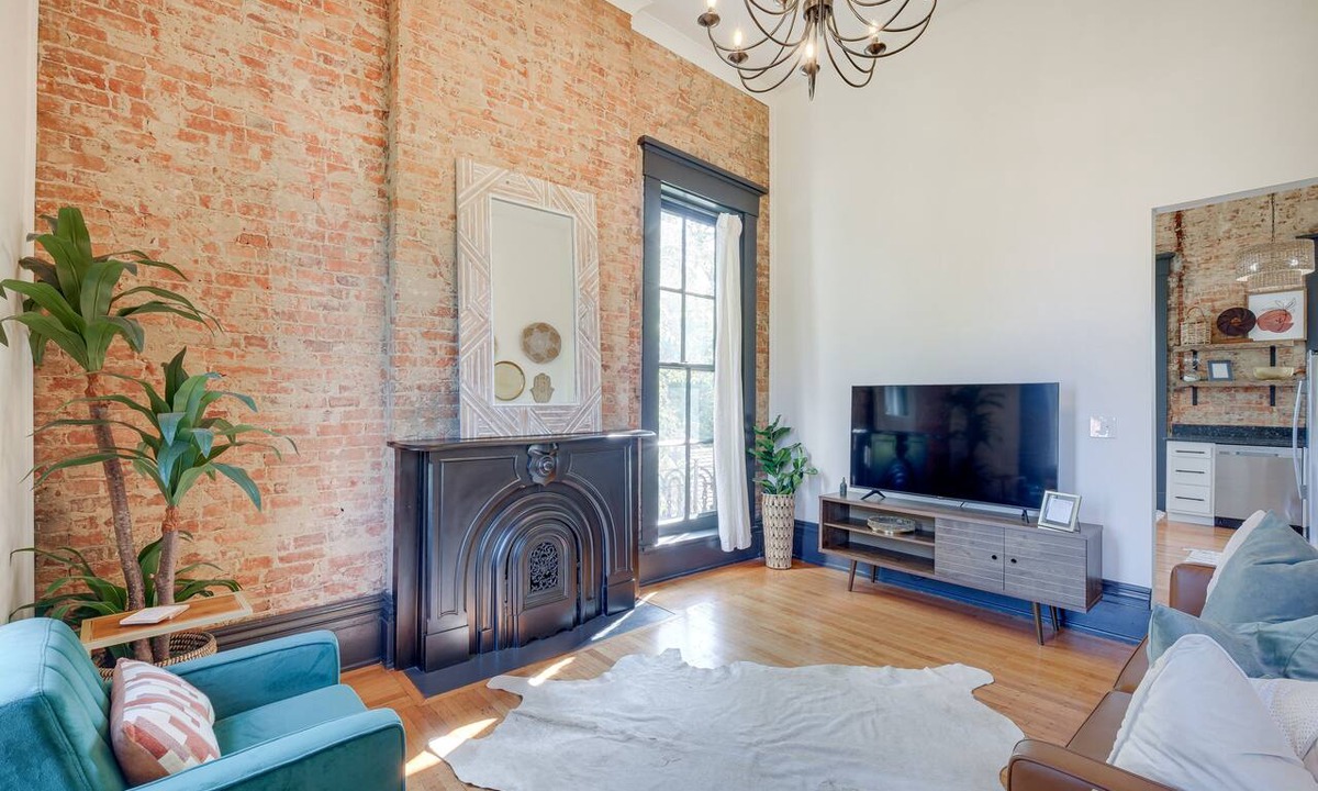 New Albany Apartment | Chic & Historic Apartment ~ 6 Mi to Louisville!