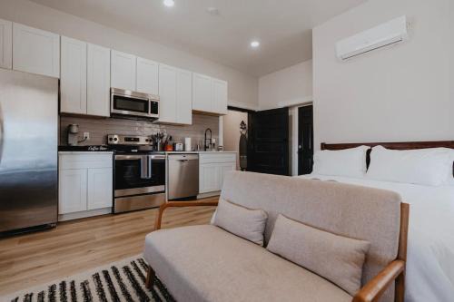 The Gate Apartment | Chic Studio Walk to SMM SLU Hospital Grand