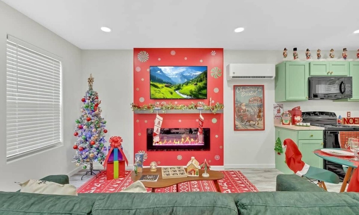 Bristol House | * Christmas-Themed Getaway in Bristol (HOT-TUB) *