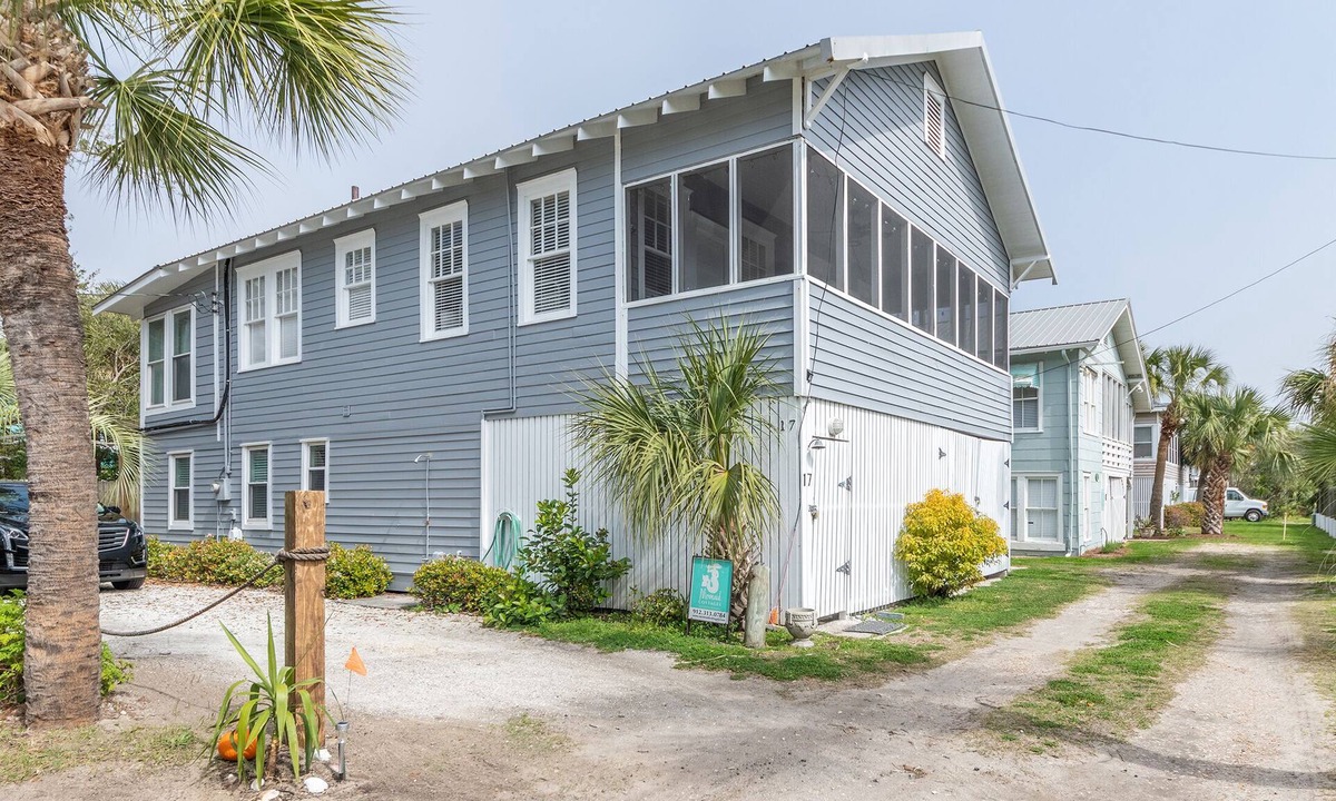 Tybee Island Cottage | Clamdigger PETS Ocean Block. Screened Porch