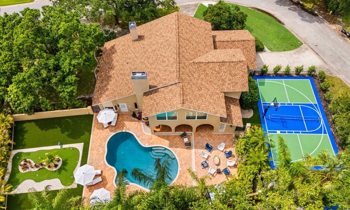 Anona House | CLEARWATER! Beach 2mi, Heated Pool, Spa, Pickleball, MiniGolf, Game Rm, Fire Pit