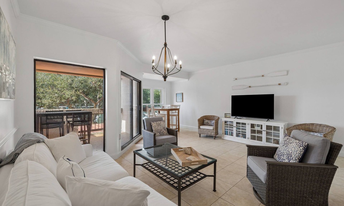 Shelter Cove Condo | Close to Beach Couple's Retreat