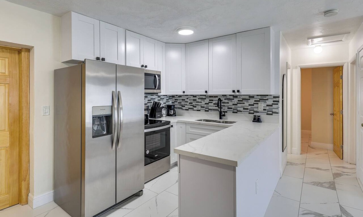 Miami Gardens Cottage | Close to Hard Rock Stadium! Group Getaway w/Yard