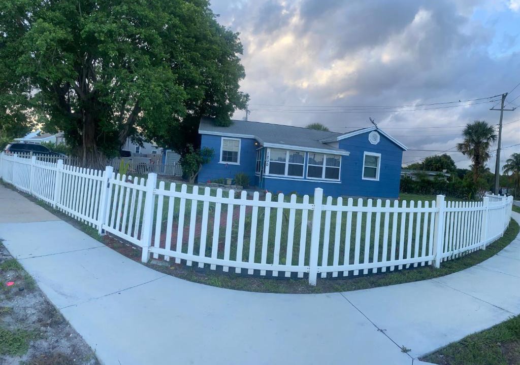 Lake Worth House | Coastal 1948 Cottage Near the Beach