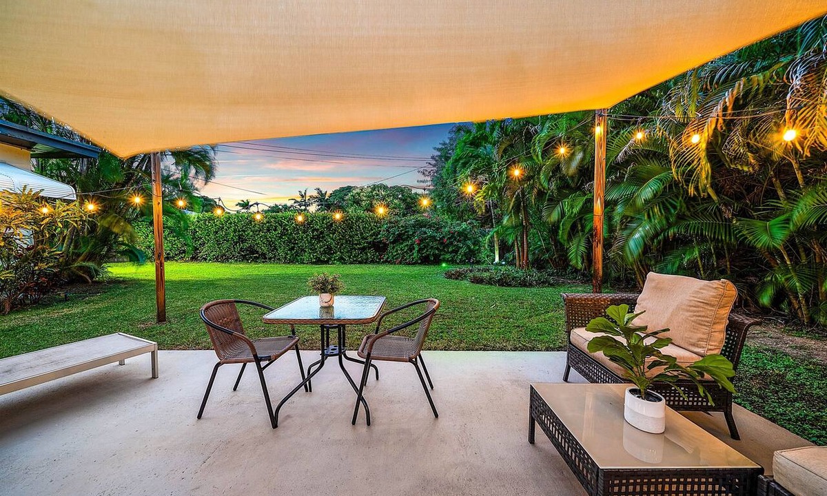 Lake Worth Apartment | Coastal Serene Courtyard, Lush Garden, BBQ & Bar Cart – $1 Rides to Beach